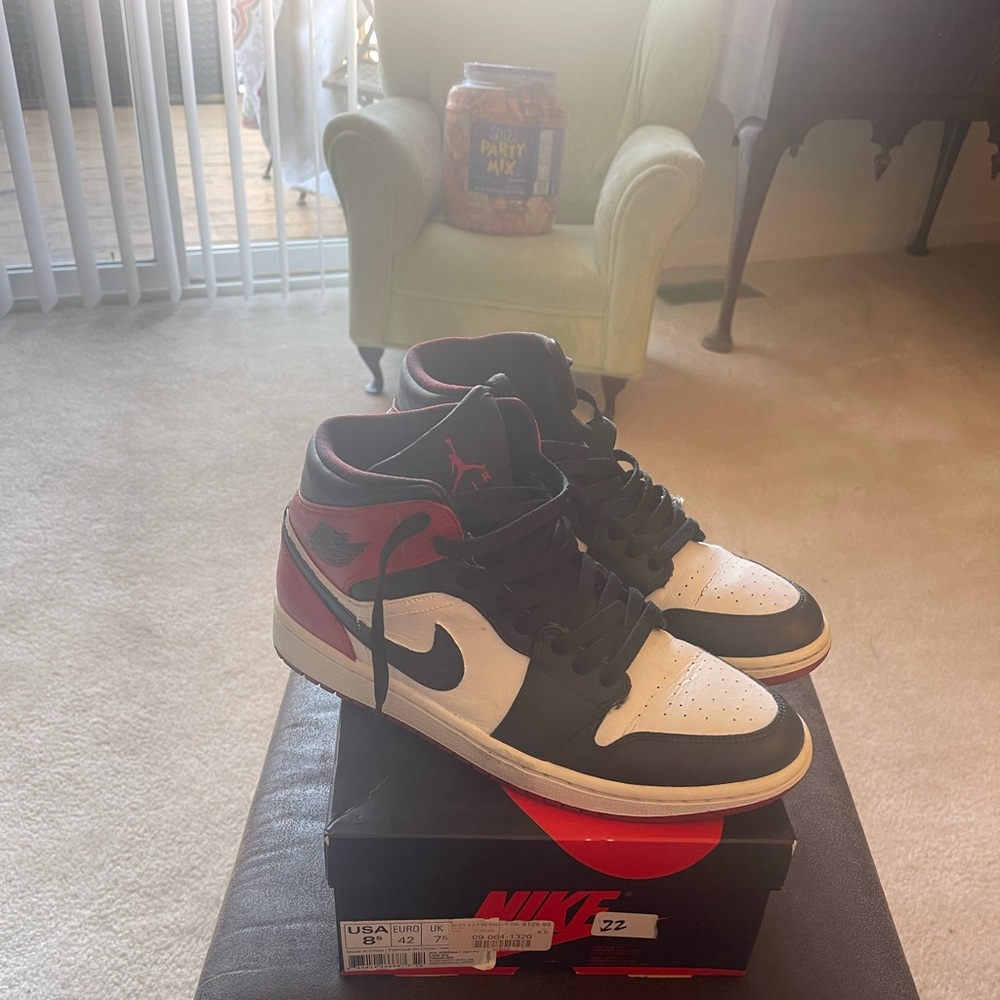 Jordan 1 CUSTOM Retro “Black Toes”